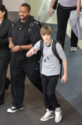 28.04 | Justin Bieber no aeroporto em Aukland