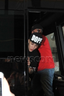 11.12 | Justin Bieber cumprimentando fãs em Nova York