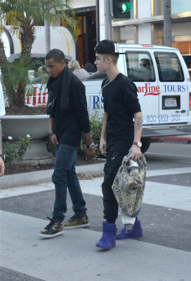13.11 | Justin Bieber passeando em Los Angeles