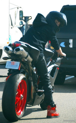 14.11 | Justin Bieber dirigindo sua moto em Los Angeles
