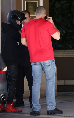 14.11 | Justin Bieber dirigindo sua moto em Los Angeles