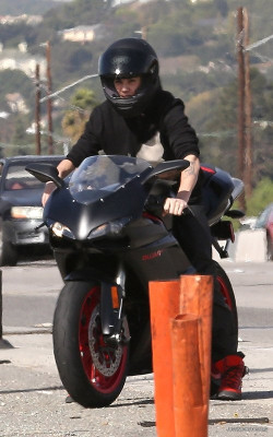 14.11 | Justin Bieber dirigindo sua moto em Los Angeles