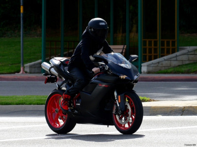 14.11 | Justin Bieber dirigindo sua moto em Los Angeles