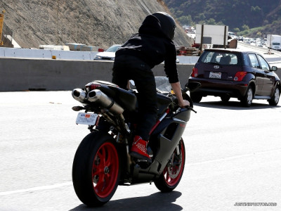 14.11 | Justin Bieber dirigindo sua moto em Los Angeles