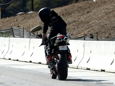 14.11 | Justin Bieber dirigindo sua moto em Los Angeles