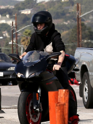 14.11 | Justin Bieber dirigindo sua moto em Los Angeles