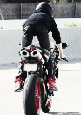 14.11 | Justin Bieber dirigindo sua moto em Los Angeles
