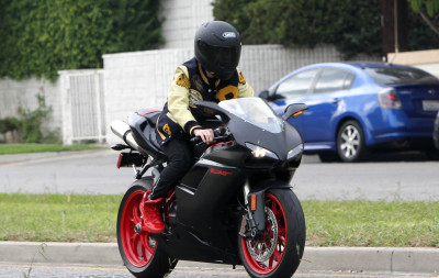 15.11 | Justin Bieber com sua moto em Los Angeles