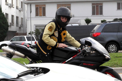 15.11 | Justin Bieber com sua moto em Los Angeles