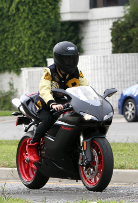 15.11 | Justin Bieber com sua moto em Los Angeles
