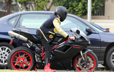 15.11 | Justin Bieber com sua moto em Los Angeles