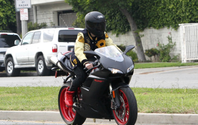 15.11 | Justin Bieber com sua moto em Los Angeles
