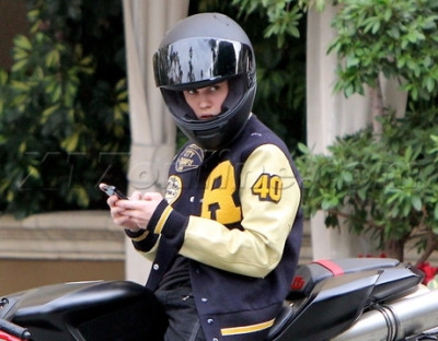 15.11 | Justin Bieber com sua moto em Los Angeles