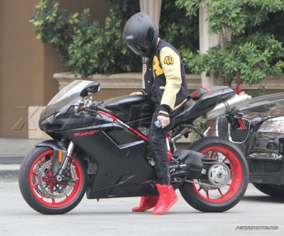 15.11 | Justin Bieber com sua moto em Los Angeles