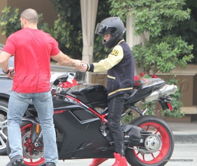 15.11 | Justin Bieber com sua moto em Los Angeles