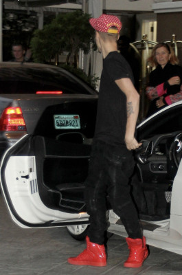 15.11 | Justin Bieber chegando no hotel Four Seasons, em Los Angeles