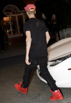 15.11 | Justin Bieber chegando no hotel Four Seasons, em Los Angeles