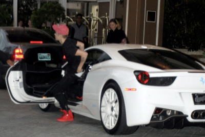 15.11 | Justin Bieber chegando no hotel Four Seasons, em Los Angeles