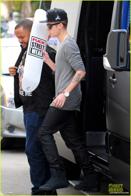 16.11 | Justin Bieber chegando em um estúdio de dança em LA
