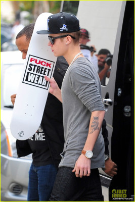 16.11 | Justin Bieber chegando em um estúdio de dança em LA