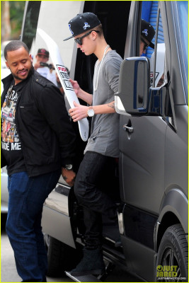16.11 | Justin Bieber chegando em um estúdio de dança em LA