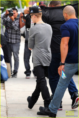 16.11 | Justin Bieber chegando em um estúdio de dança em LA