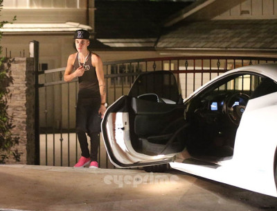 16.11 | Justin Bieber e Selena Gomez indo jantar em um restaurante japonês em Los Angeles