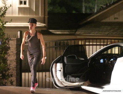 16.11 | Justin Bieber e Selena Gomez indo jantar em um restaurante japonês em Los Angeles