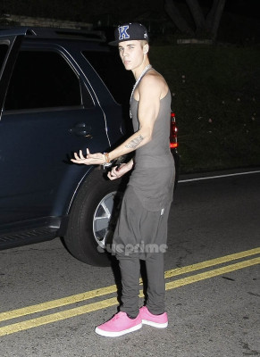 16.11 | Justin Bieber e Selena Gomez indo jantar em um restaurante japonês em Los Angeles
