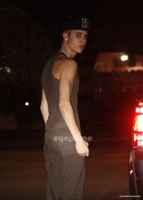 16.11 | Justin Bieber e Selena Gomez indo jantar em um restaurante japonês em Los Angeles