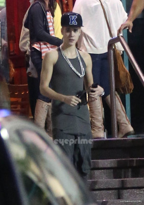 16.11 | Justin Bieber e Selena Gomez indo jantar em um restaurante japonês em Los Angeles