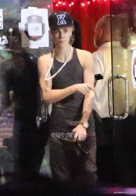 16.11 | Justin Bieber e Selena Gomez indo jantar em um restaurante japonês em Los Angeles