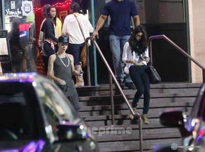 16.11 | Justin Bieber e Selena Gomez indo jantar em um restaurante japonês em Los Angeles
