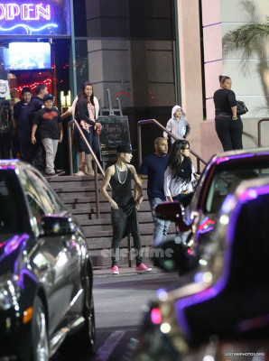 16.11 | Justin Bieber e Selena Gomez indo jantar em um restaurante japonês em Los Angeles