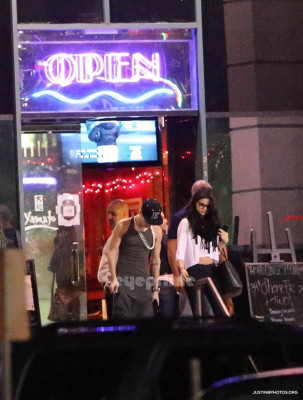 16.11 | Justin Bieber e Selena Gomez indo jantar em um restaurante japonês em Los Angeles
