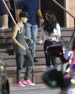 16.11 | Justin Bieber e Selena Gomez indo jantar em um restaurante japonês em Los Angeles