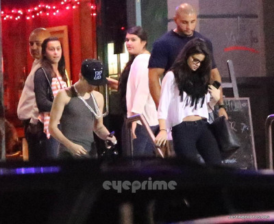 16.11 | Justin Bieber e Selena Gomez indo jantar em um restaurante japonês em Los Angeles