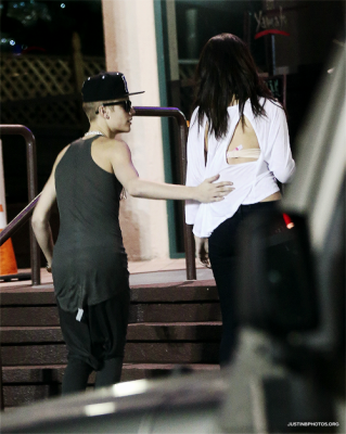 16.11 | Justin Bieber e Selena Gomez indo jantar em um restaurante japonês em Los Angeles