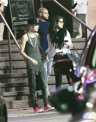 16.11 | Justin Bieber e Selena Gomez indo jantar em um restaurante japonês em Los Angeles