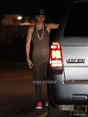 16.11 | Justin Bieber e Selena Gomez indo jantar em um restaurante japonês em Los Angeles