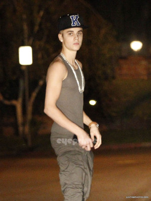 16.11 | Justin Bieber e Selena Gomez indo jantar em um restaurante japonês em Los Angeles