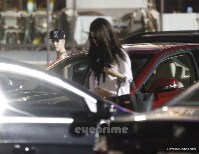 16.11 | Justin Bieber e Selena Gomez indo jantar em um restaurante japonês em Los Angeles