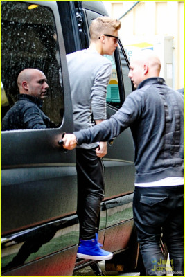 17.11 | Justin Bieber chegando nos ensaios para o American Music Awards 2012