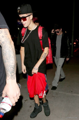 19.11 | Justin Bieber indo para o ginásio Equinox em Los Angeles