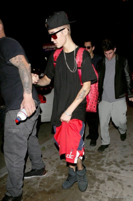 19.11 | Justin Bieber indo para o ginásio Equinox em Los Angeles