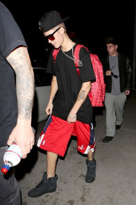 19.11 | Justin Bieber indo para o ginásio Equinox em Los Angeles