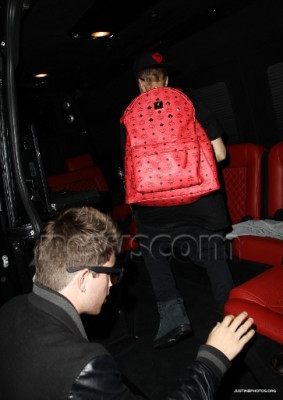 19.11 | Justin Bieber chegando no restaurante Benihana