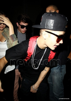 19.11 | Justin Bieber chegando no restaurante Benihana