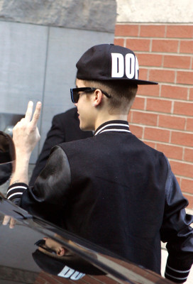 24.11 | Justin Bieber cumprimentando fãs em Toronto