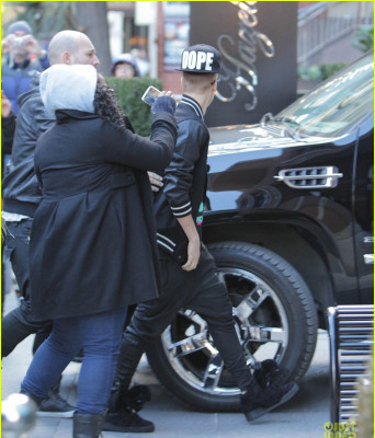 24.11 | Justin Bieber cumprimentando fãs em Toronto